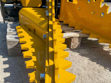Massive jaws: Made of high-strength steel, the jaws can open up to 48 inches and can grip trees up to 36 inches in diameter.